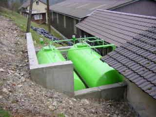 Hinten liegende Tanks mit vorgezogenen Zapfsäulen und Füllleitungen