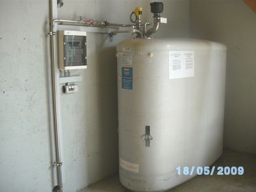 Tank oberirdisch AdBlue Lagertank im Gebäude