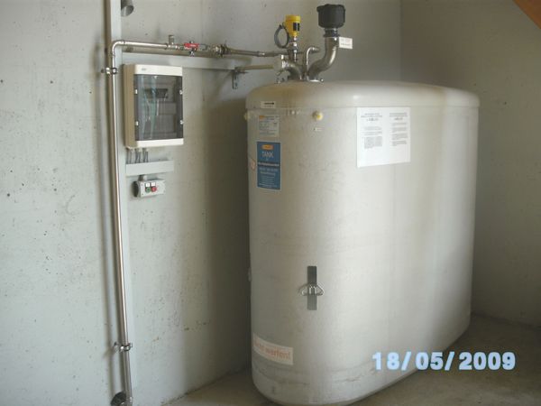 Tank oberirdisch AdBlue Lagertank im Gebäude